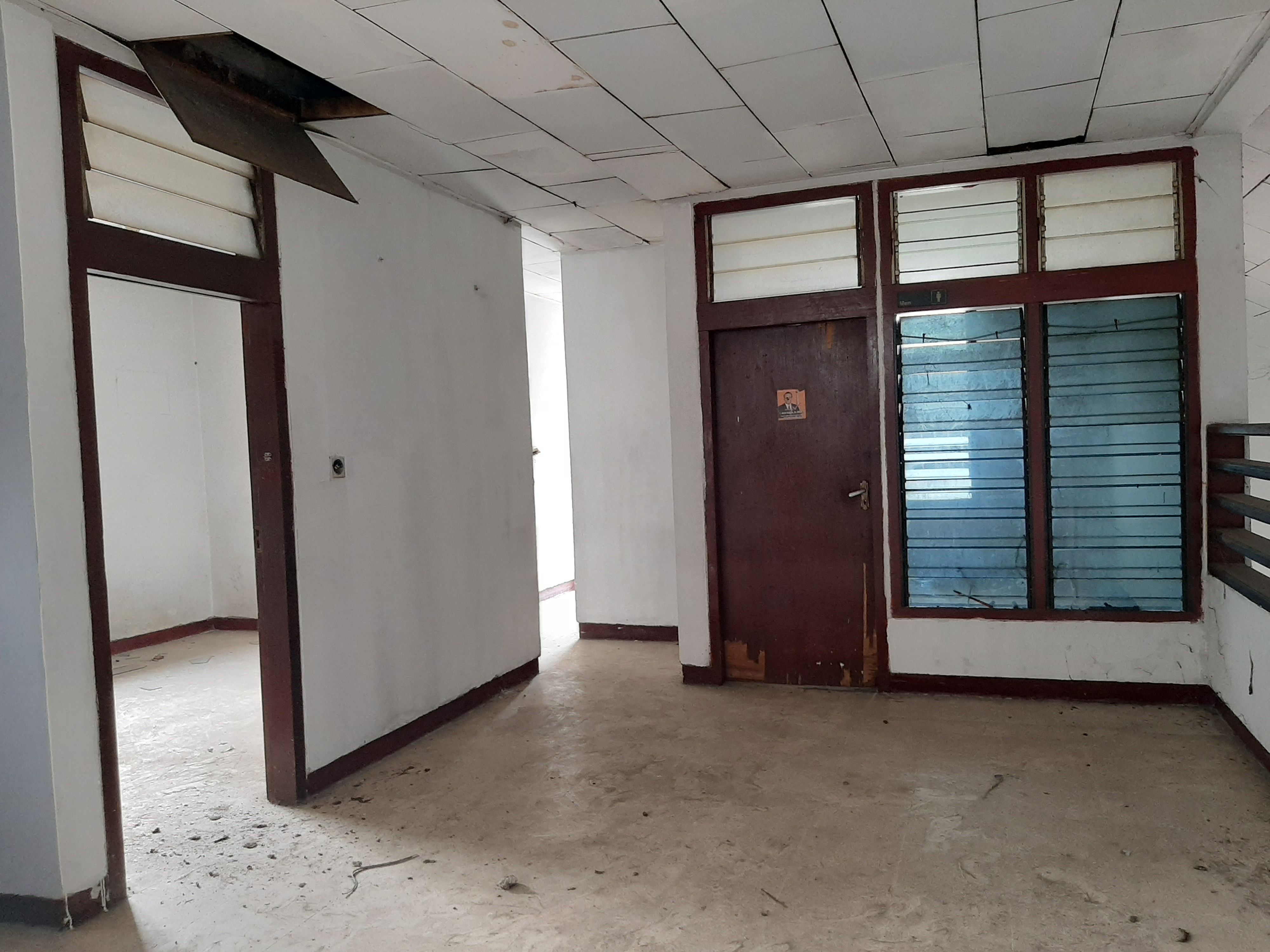 Harga Bawah NJOP! Bangunan Kokoh, Halaman Luas, Jalan 2 Mobil