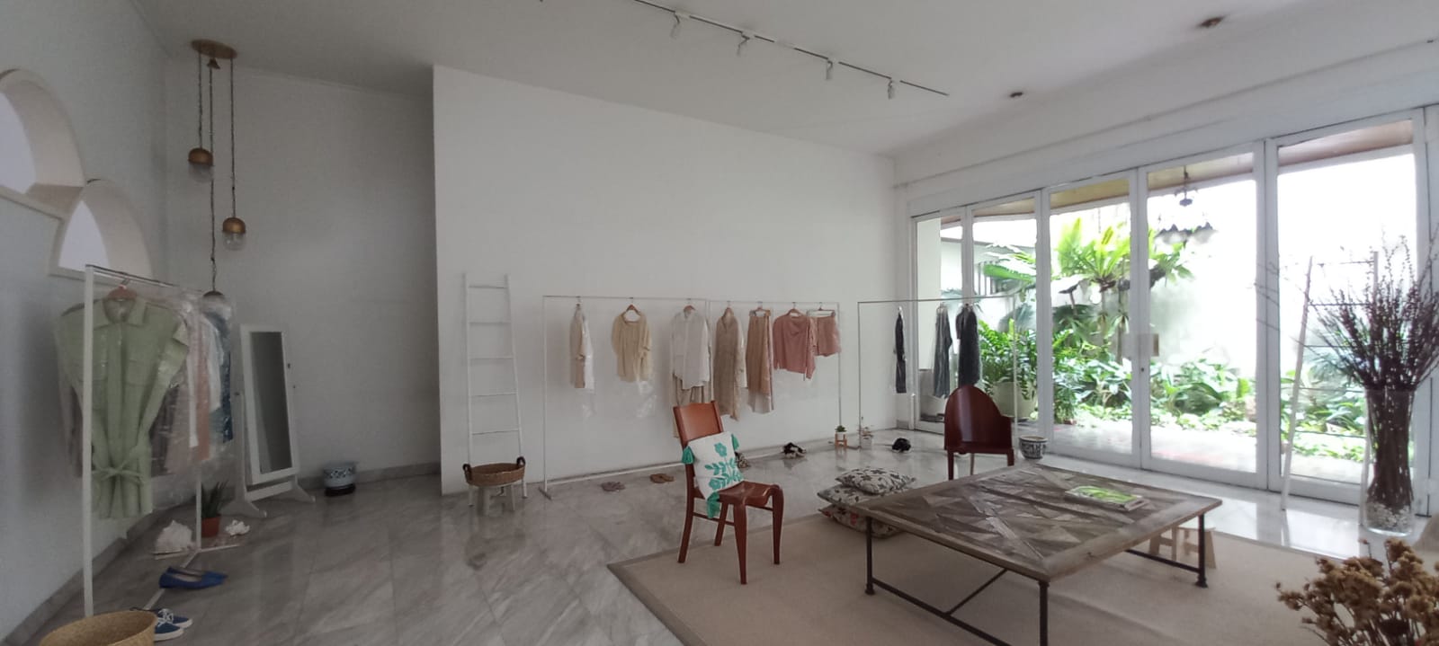 Rumah 2 Lantai di Simprug, Terusan Hang Lekir, Jalan Lebar