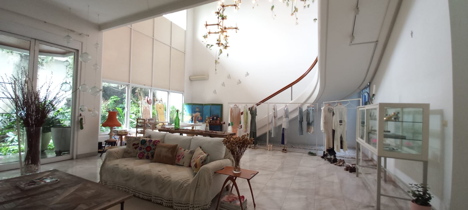 Rumah 2 Lantai di Simprug, Terusan Hang Lekir, Jalan Lebar