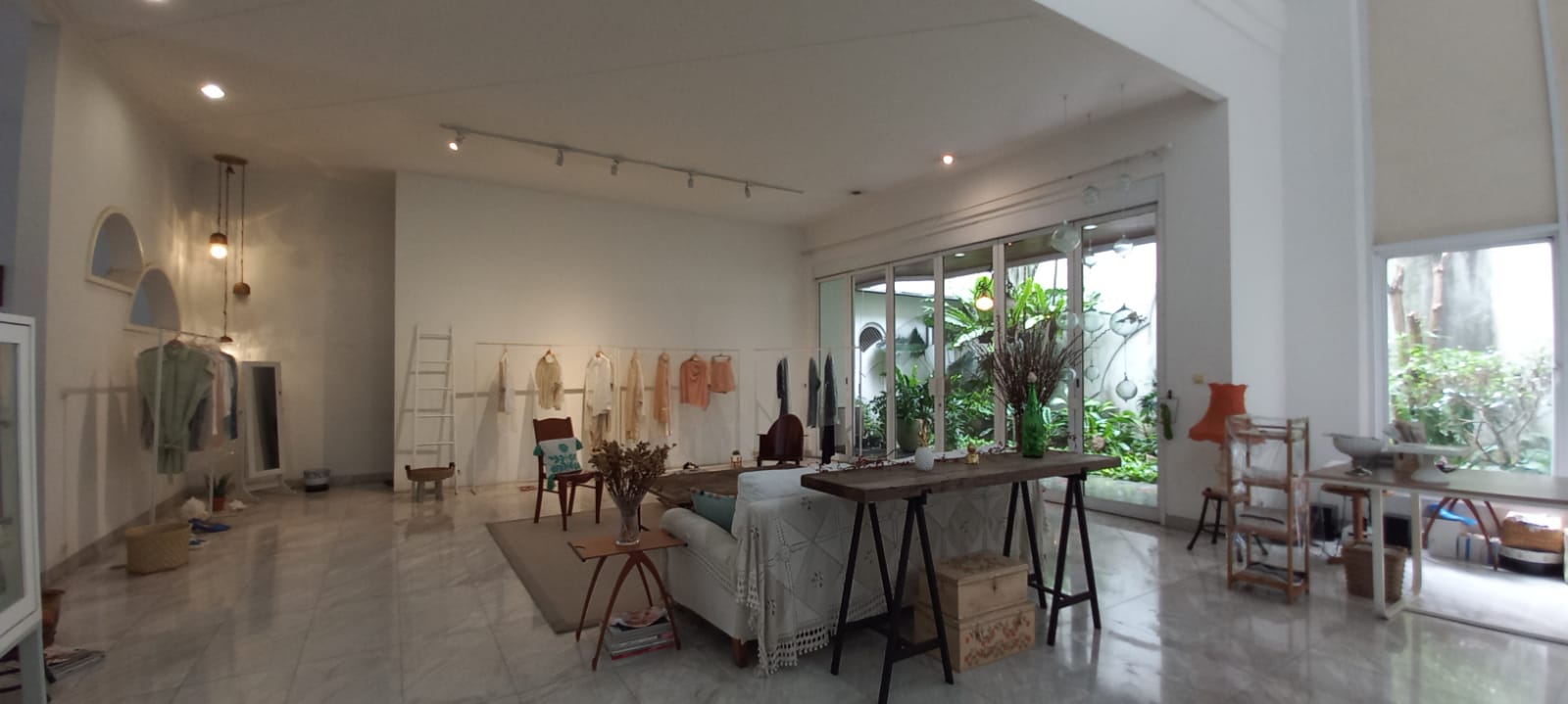 Rumah 2 Lantai di Simprug, Terusan Hang Lekir, Jalan Lebar