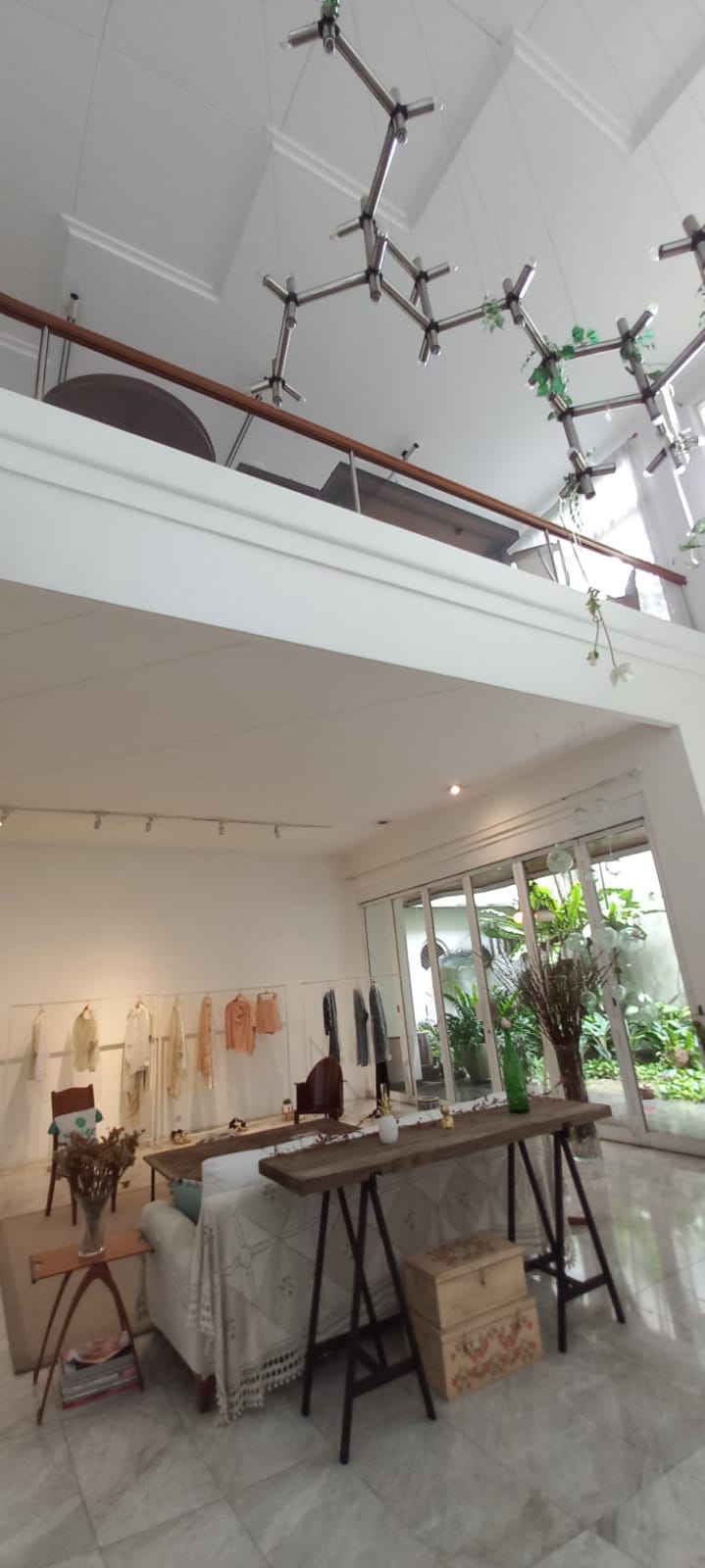 Rumah 2 Lantai di Simprug, Terusan Hang Lekir, Jalan Lebar