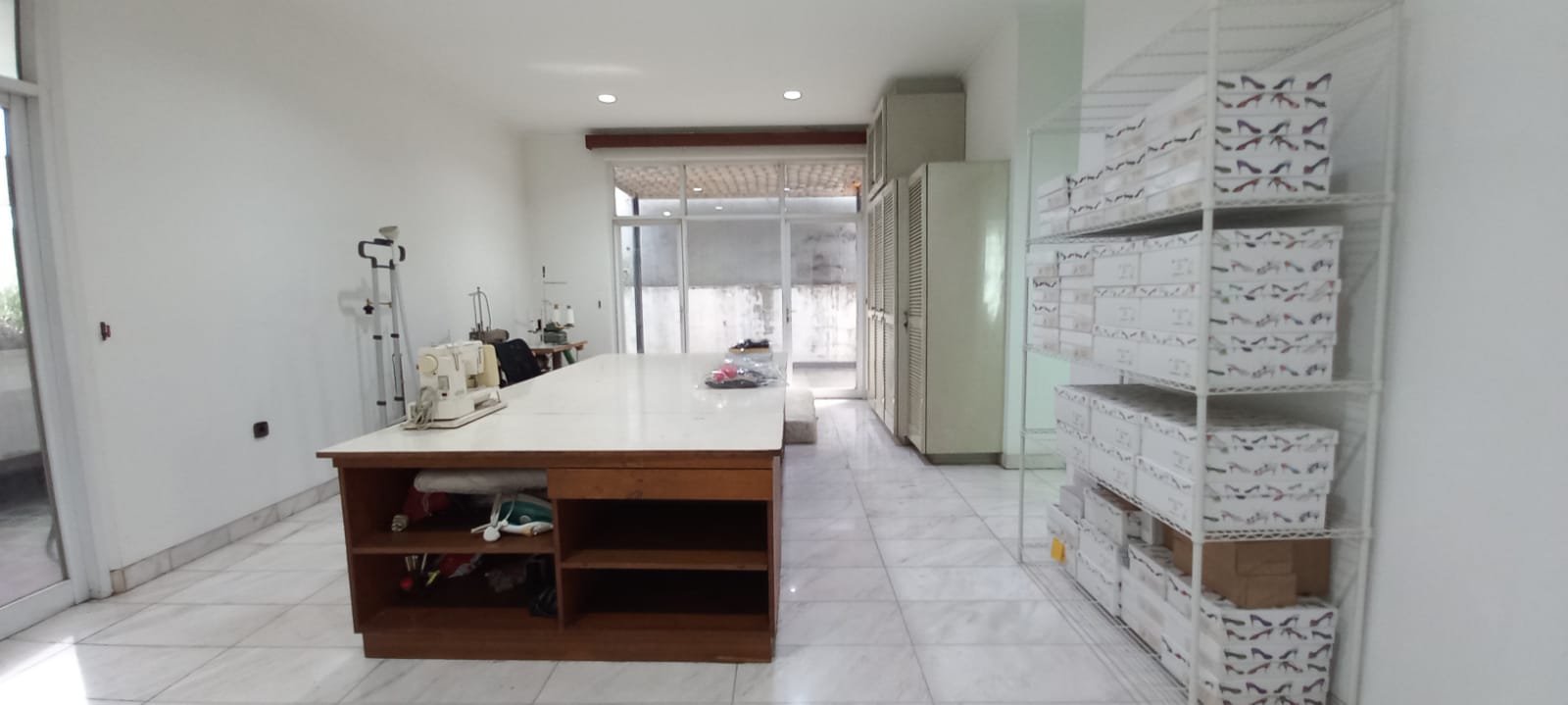 Rumah 2 Lantai di Simprug, Terusan Hang Lekir, Jalan Lebar