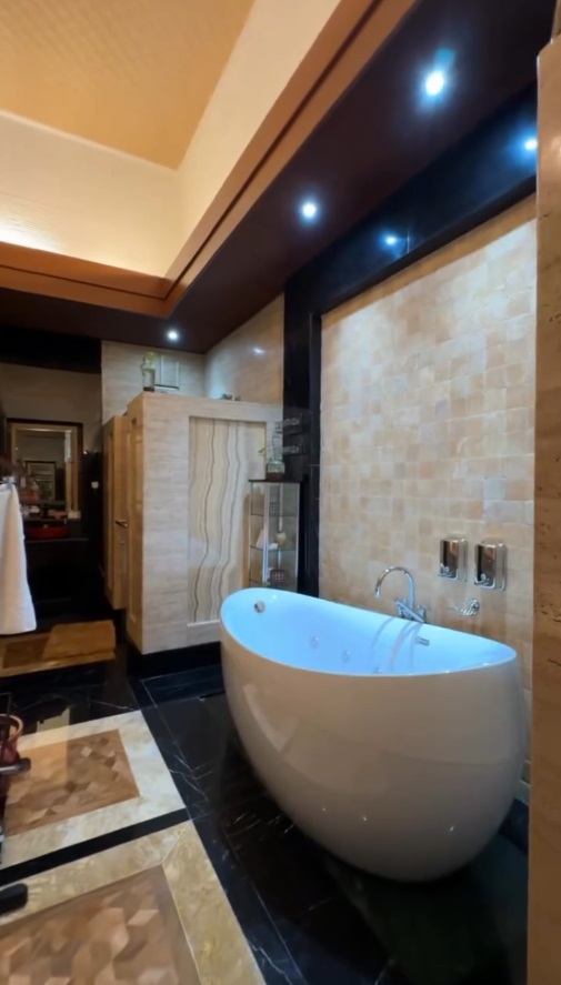 Rumah Mewah Furnised, Bernuansa Tropis Resort Bali. Ada Ruangan Fitness, Ada Pool