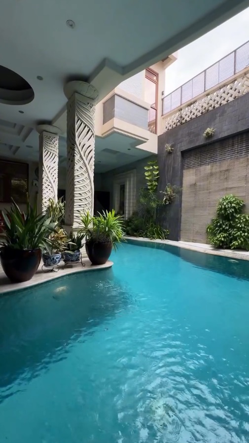 Rumah Mewah Furnised, Bernuansa Tropis Resort Bali. Ada Ruangan Fitness, Ada Pool