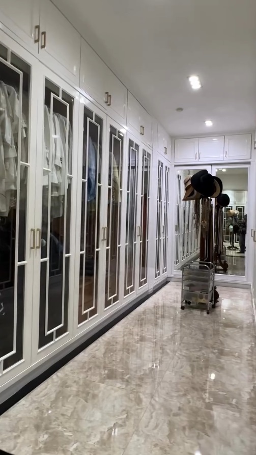 Rumah Mewah Furnised, Bernuansa Tropis Resort Bali. Ada Ruangan Fitness, Ada Pool