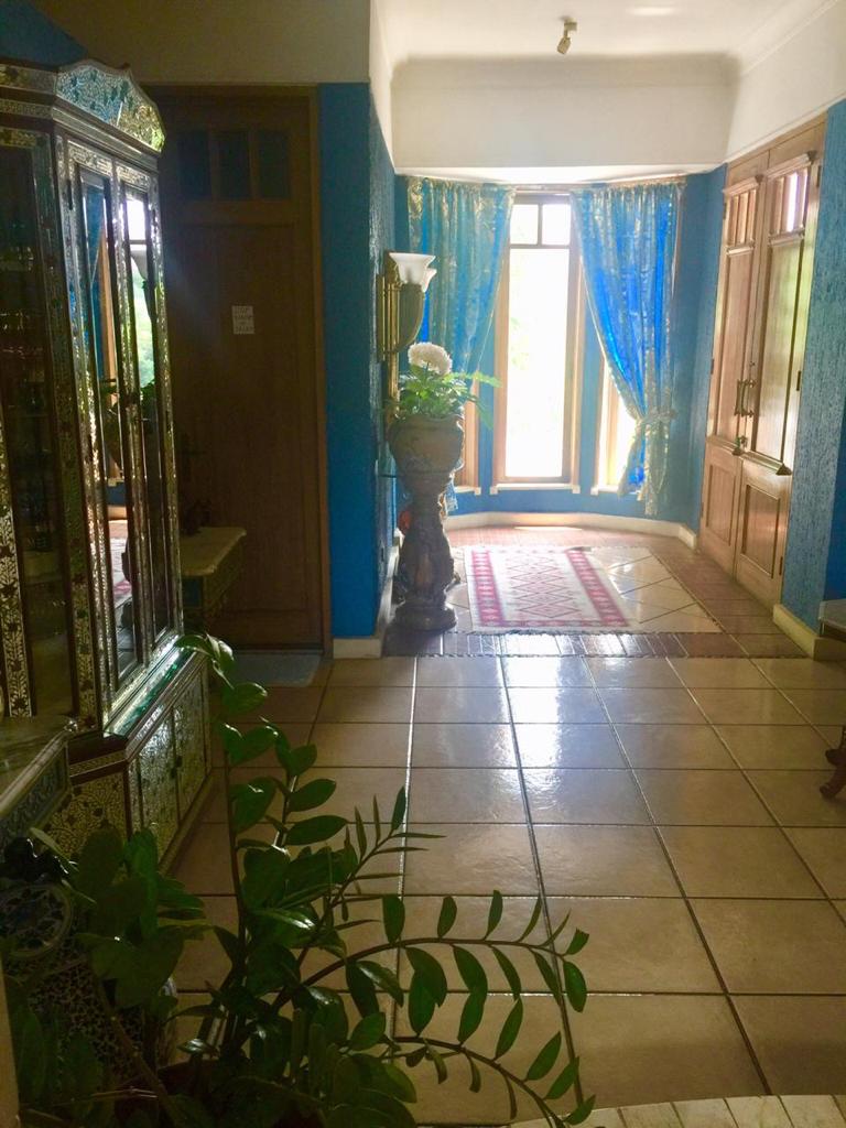 Rumah Mediteranian, Depan Taman, Lift