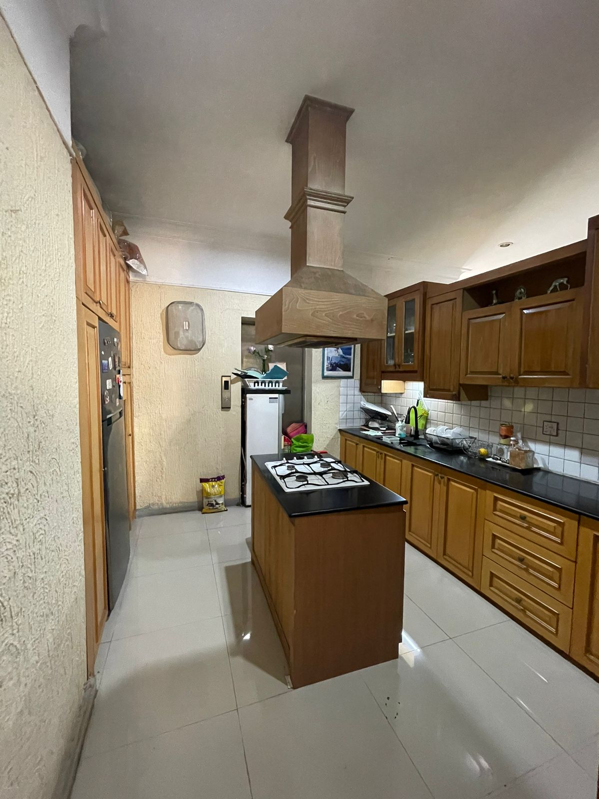 Rumah Mediteranian, Depan Taman, Lift