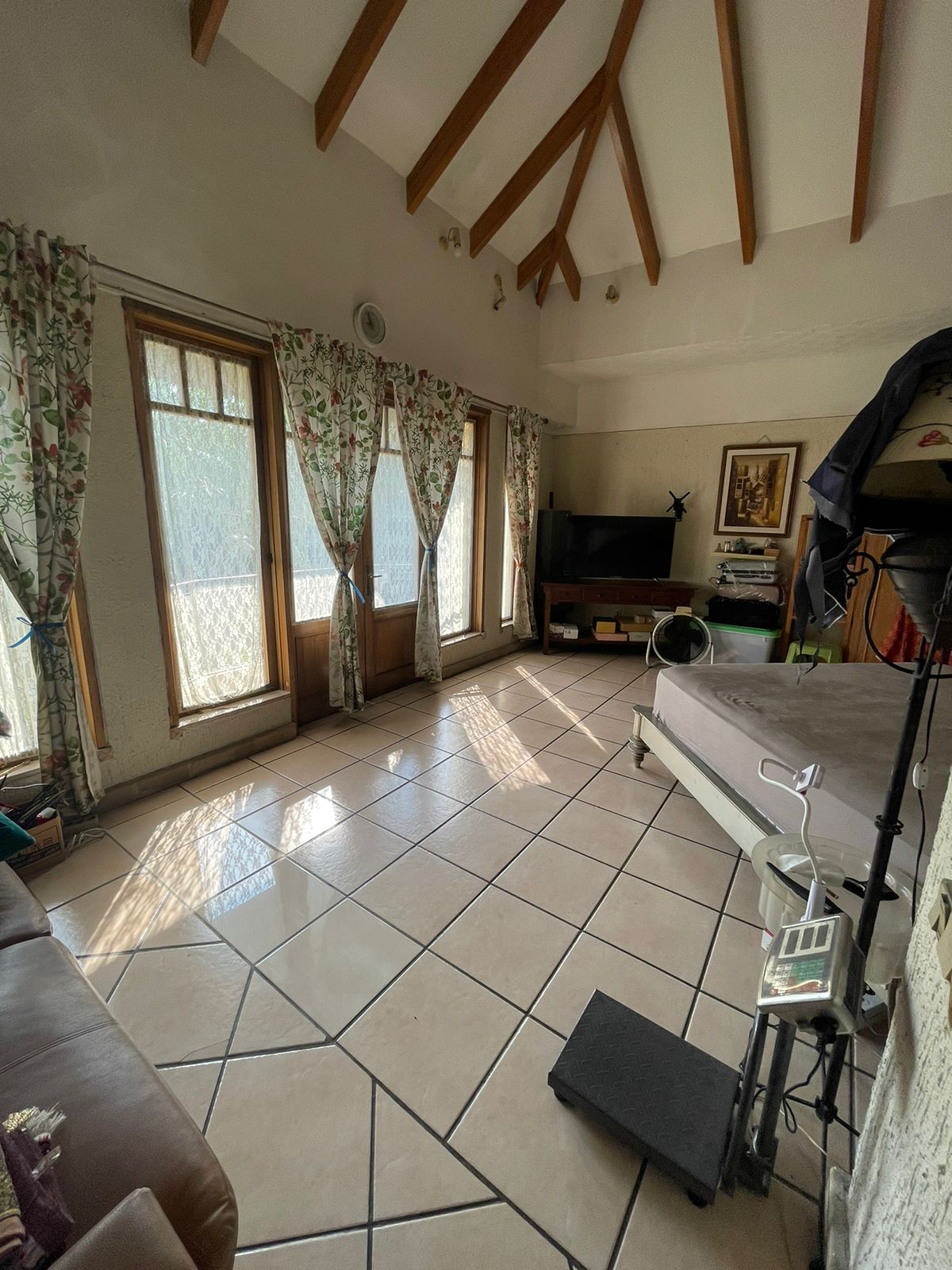 Rumah Mediteranian, Depan Taman, Lift