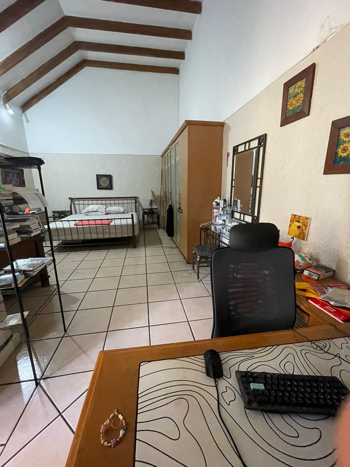 Rumah Mediteranian, Depan Taman, Lift