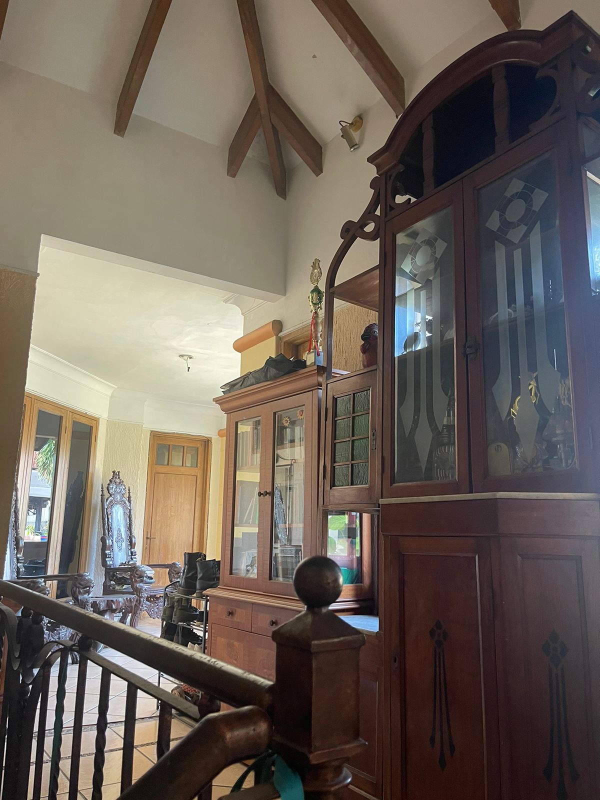 Rumah Mediteranian, Depan Taman, Lift