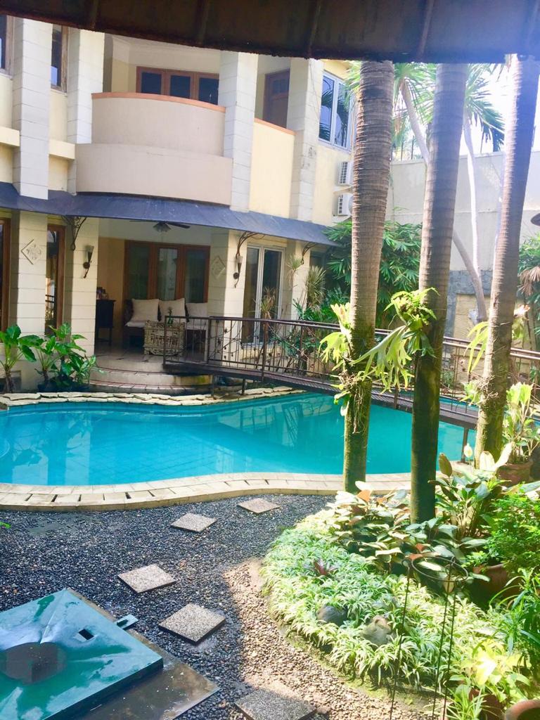 Rumah Mediteranian, Depan Taman, Lift