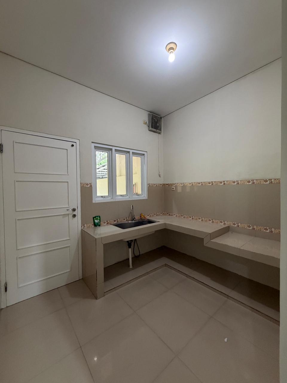 Rumah Sewa 2 Lantai Bisa Jalan Kaki ke PIM, Unfurnished