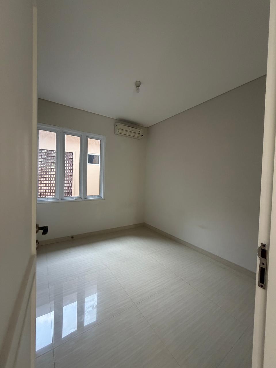 Rumah Sewa 2 Lantai Bisa Jalan Kaki ke PIM, Unfurnished
