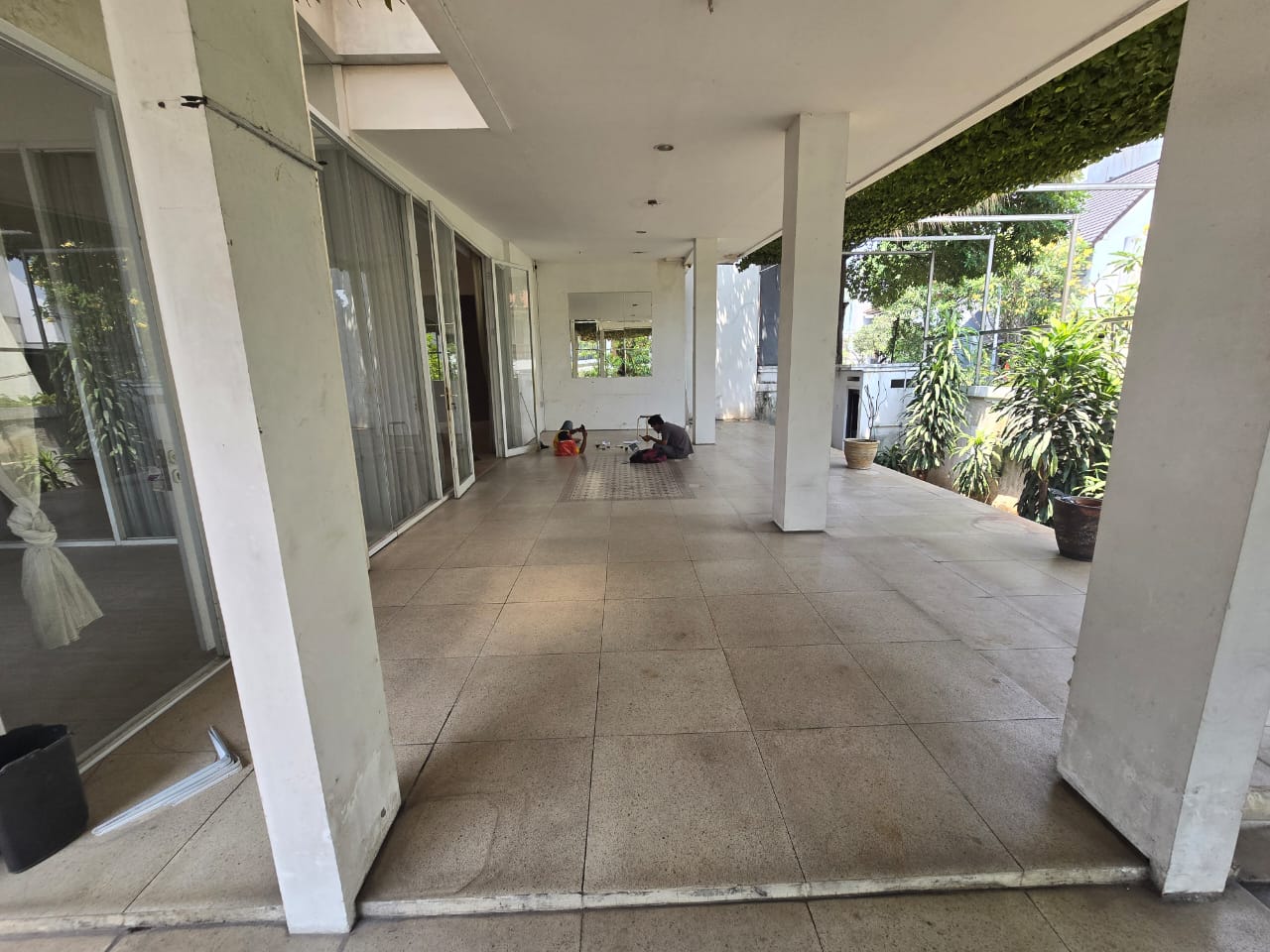 Rumah 3 Lantai di Pondok Indah, Ada Dapur Bersih dan Dapur Kotor