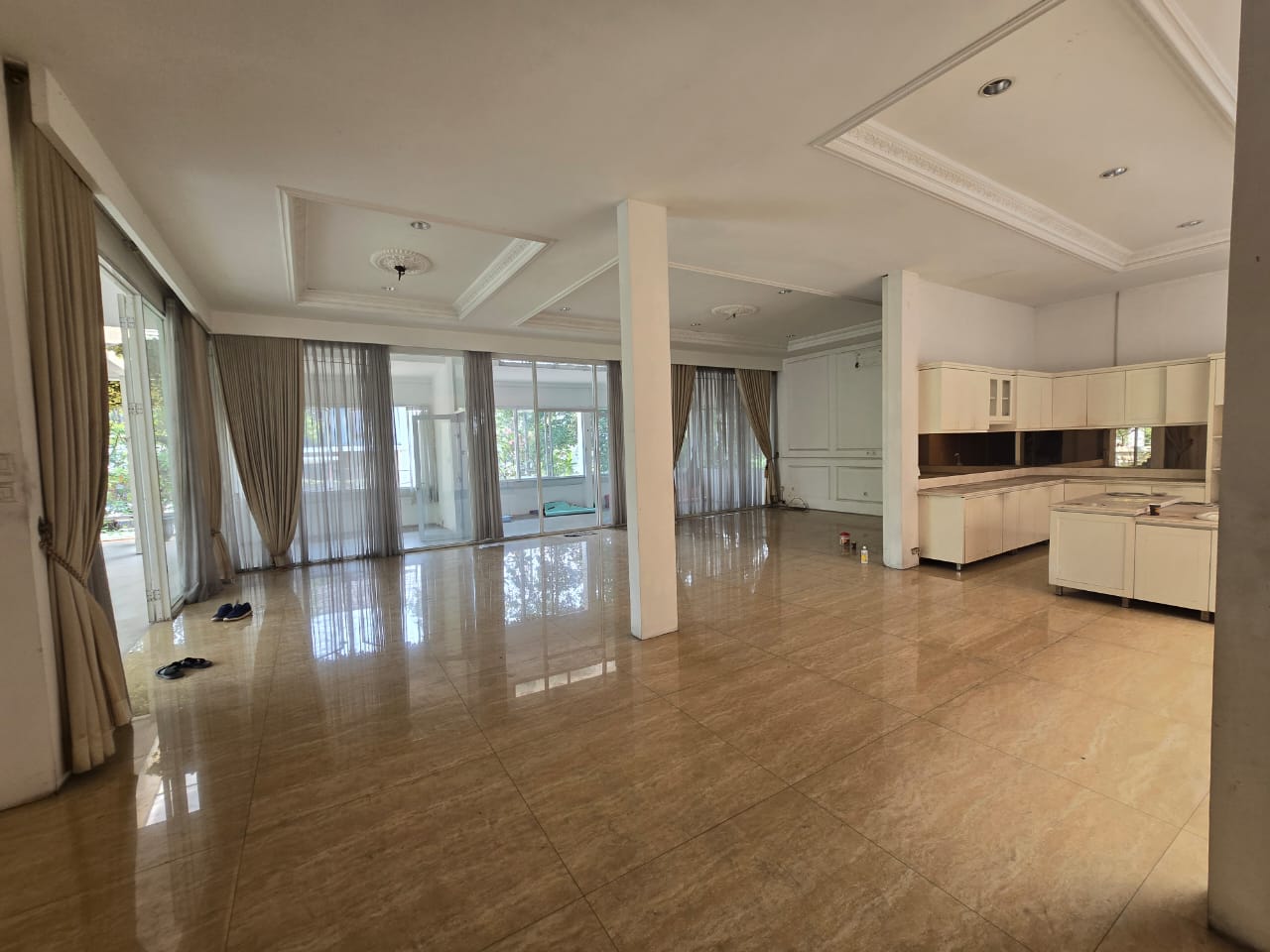 Rumah 3 Lantai di Pondok Indah, Ada Dapur Bersih dan Dapur Kotor