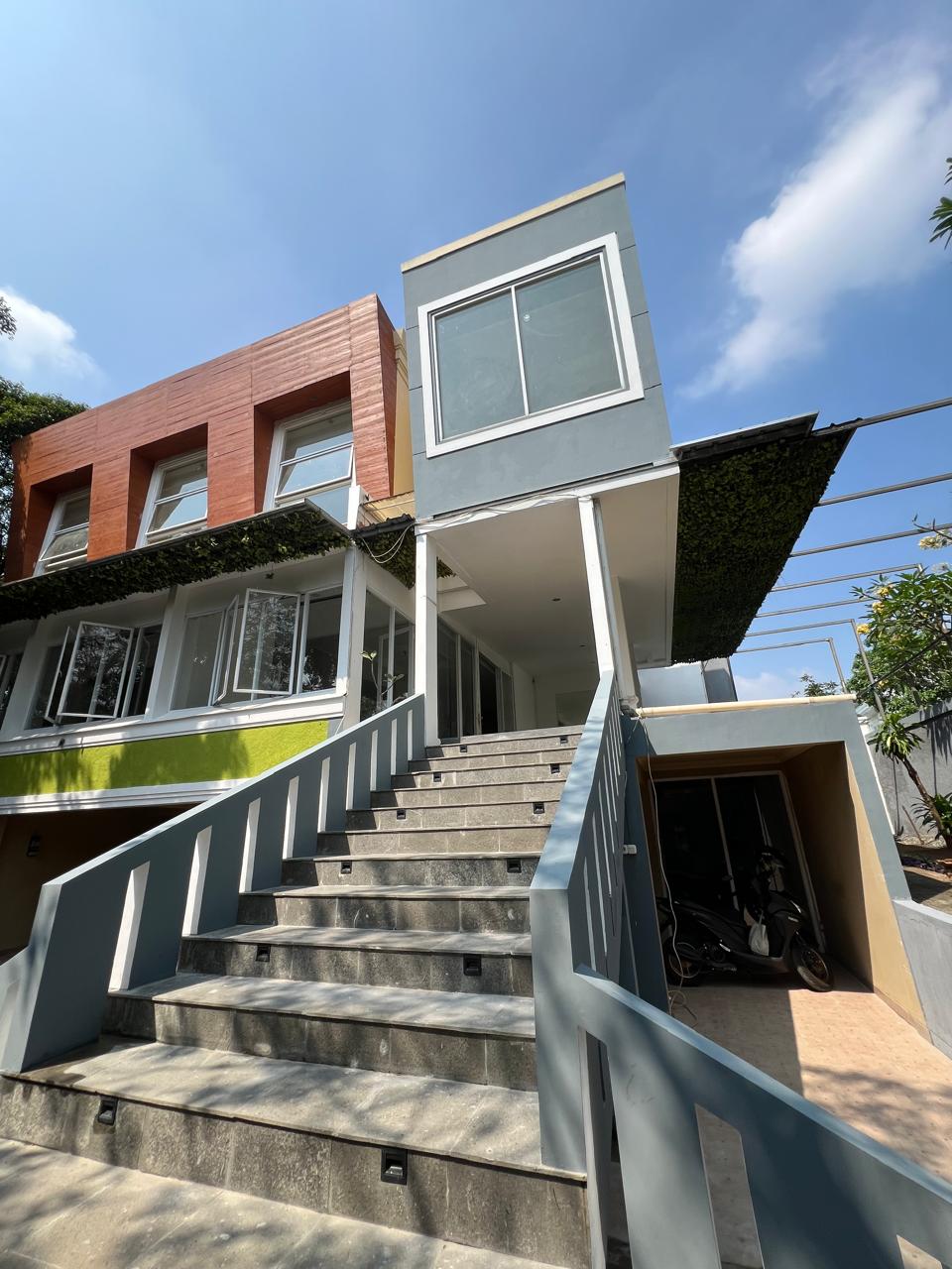 Rumah 3 Lantai di Pondok Indah, Ada Dapur Bersih dan Dapur Kotor