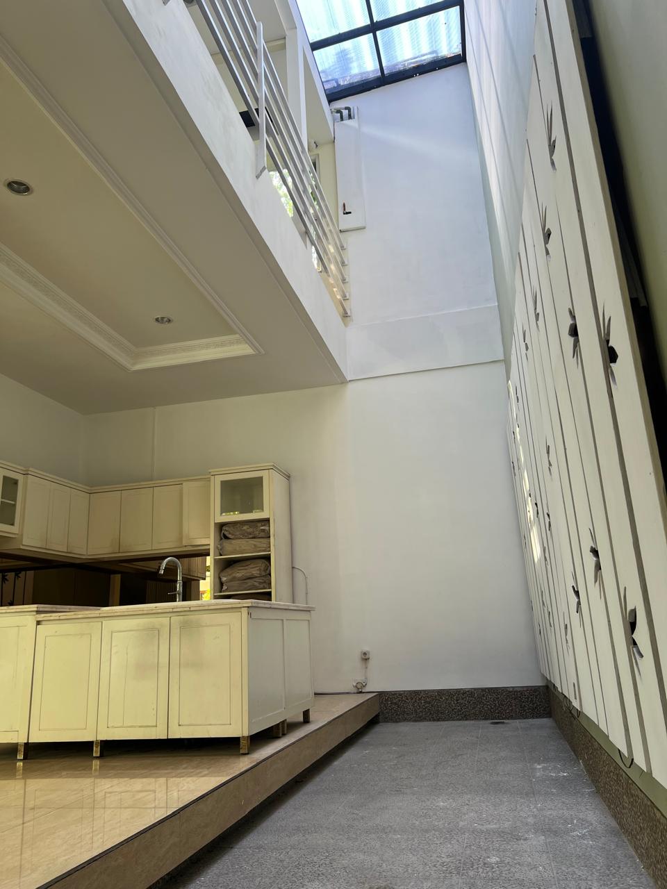 Rumah 3 Lantai di Pondok Indah, Ada Dapur Bersih dan Dapur Kotor
