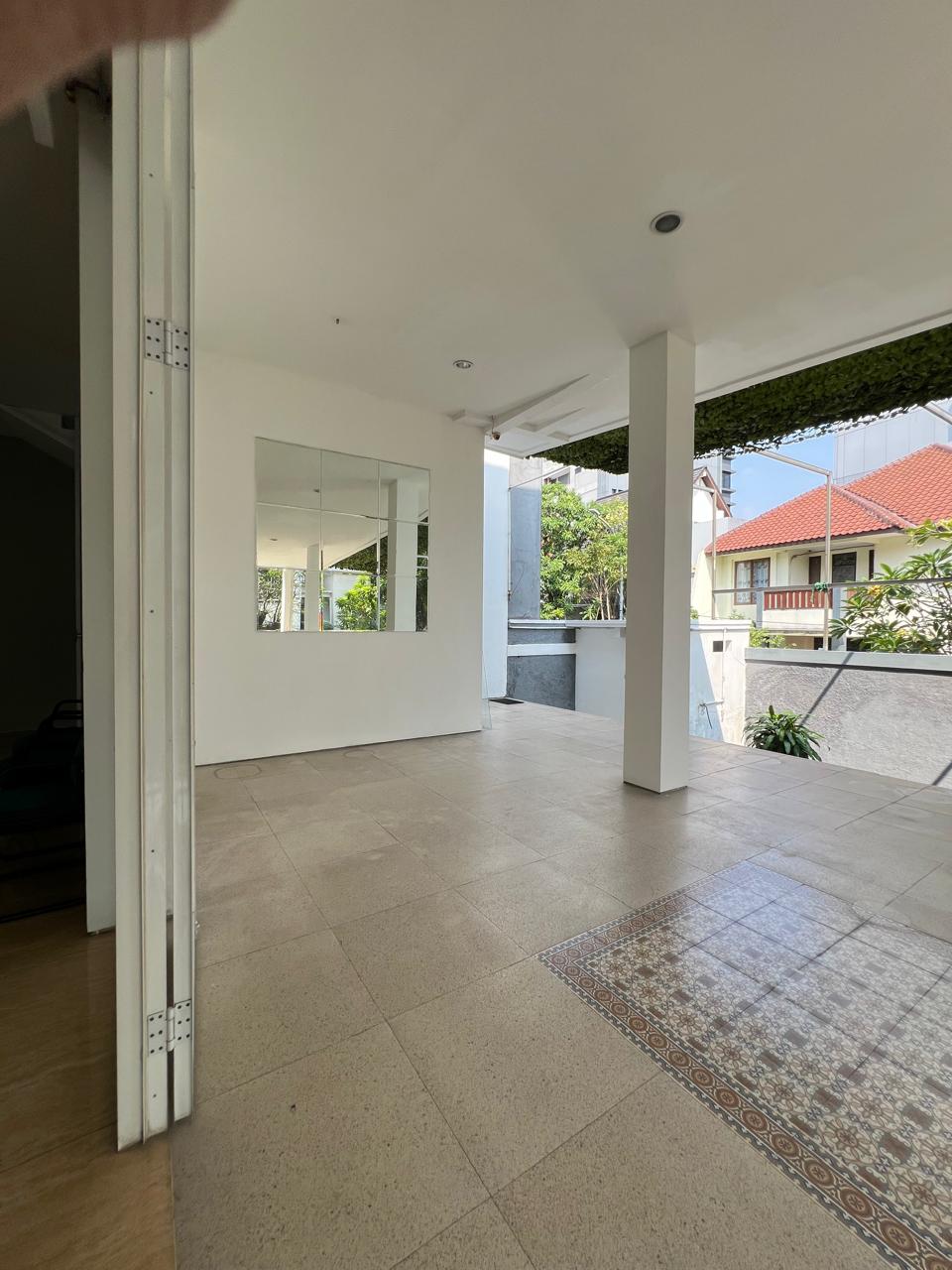 Rumah 3 Lantai di Pondok Indah, Ada Dapur Bersih dan Dapur Kotor