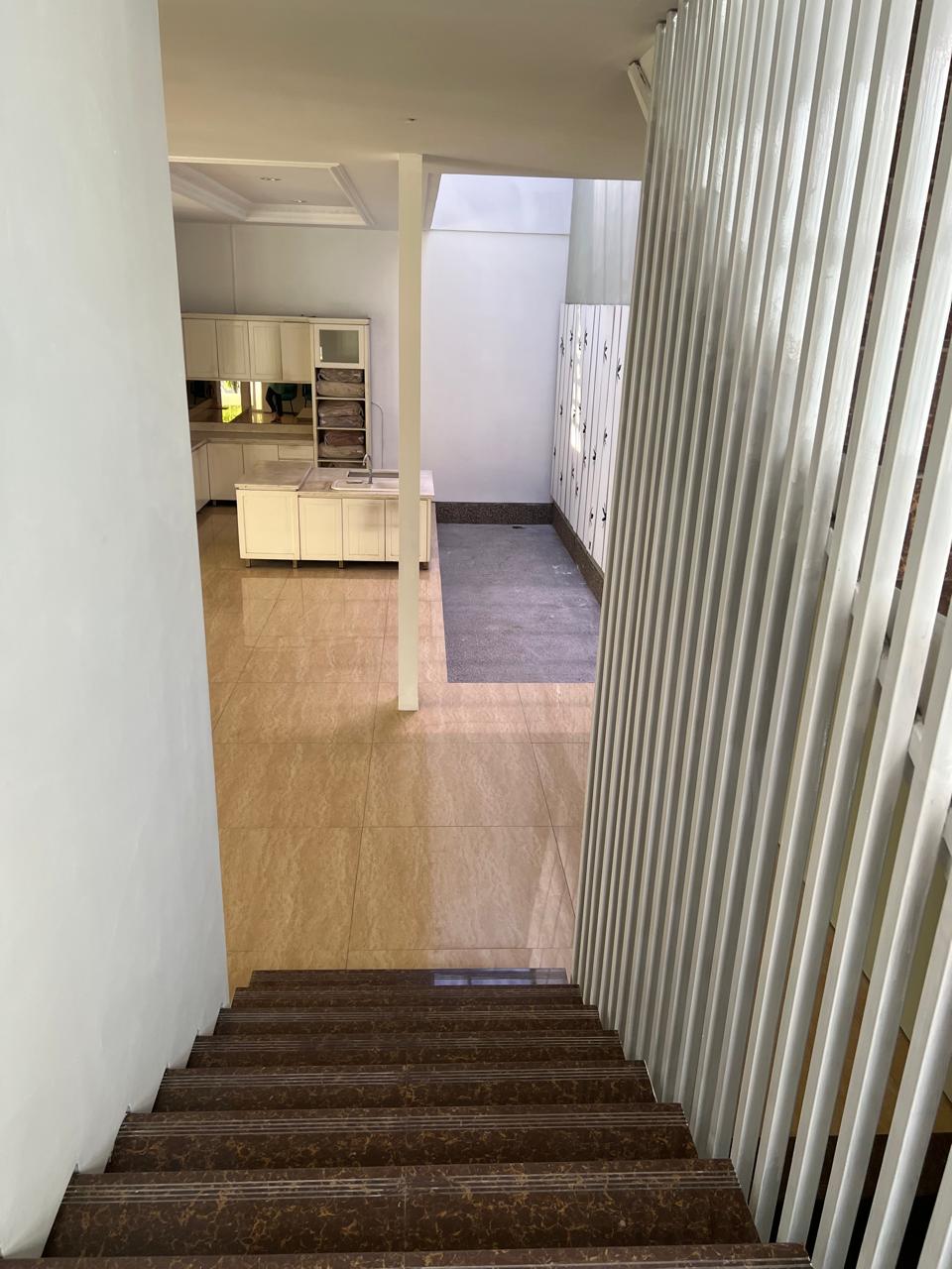 Rumah 3 Lantai di Pondok Indah, Ada Dapur Bersih dan Dapur Kotor