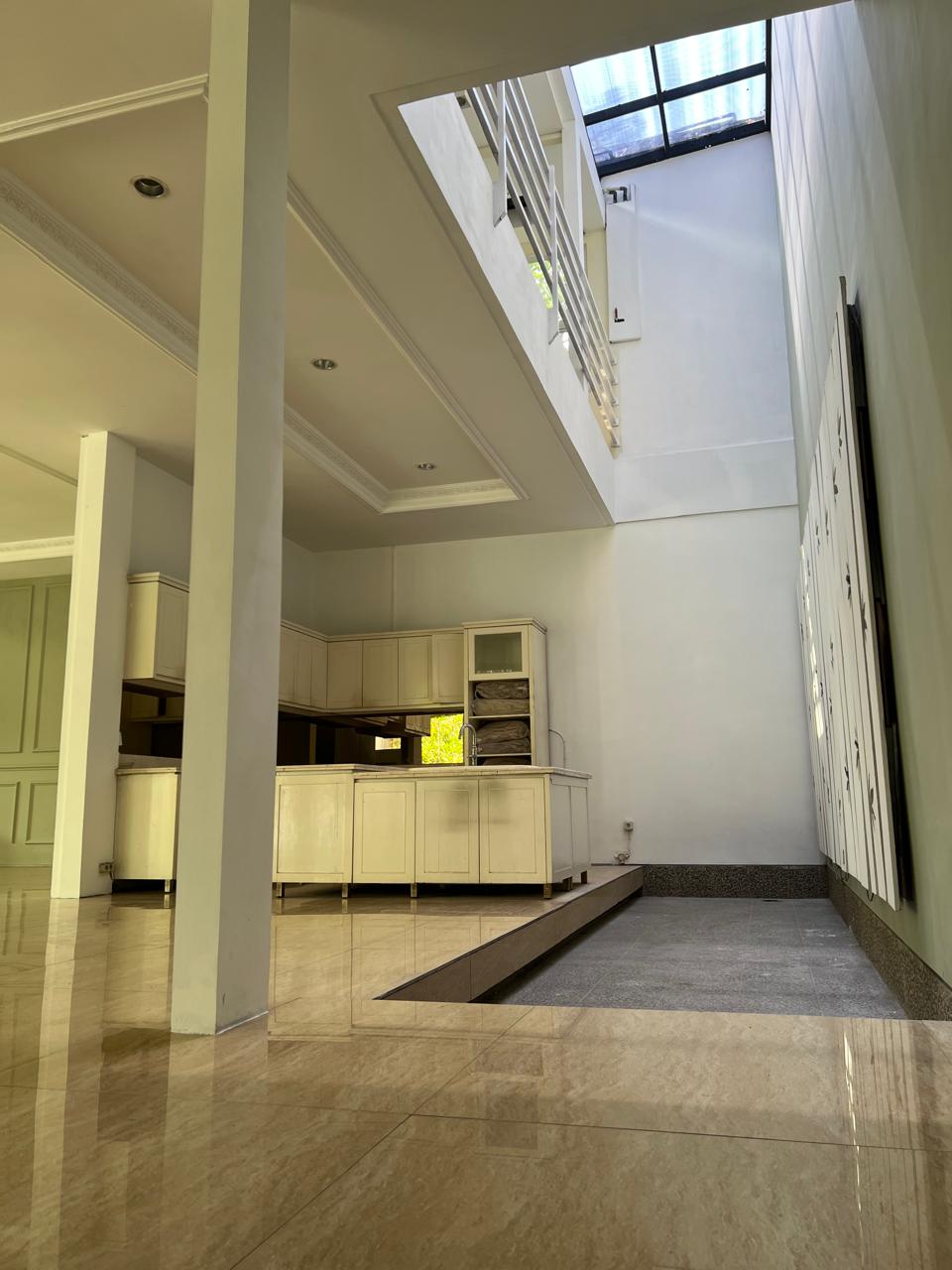 Rumah 3 Lantai di Pondok Indah, Ada Dapur Bersih dan Dapur Kotor