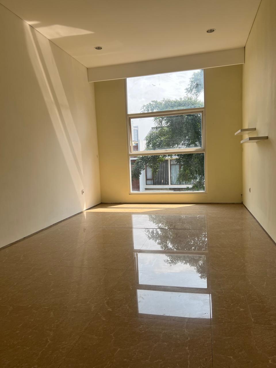 Rumah 3 Lantai di Pondok Indah, Ada Dapur Bersih dan Dapur Kotor