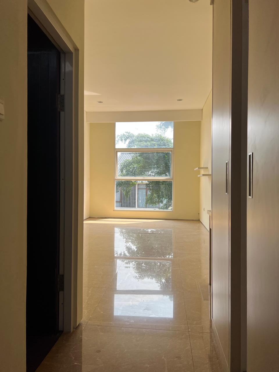 Rumah 3 Lantai di Pondok Indah, Ada Dapur Bersih dan Dapur Kotor
