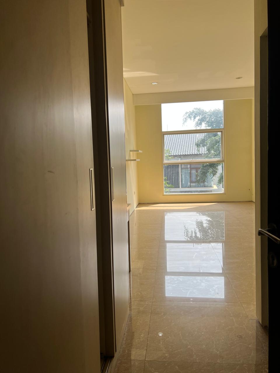 Rumah 3 Lantai di Pondok Indah, Ada Dapur Bersih dan Dapur Kotor