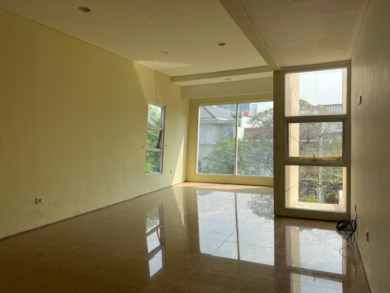 Rumah 3 Lantai di Pondok Indah, Ada Dapur Bersih dan Dapur Kotor