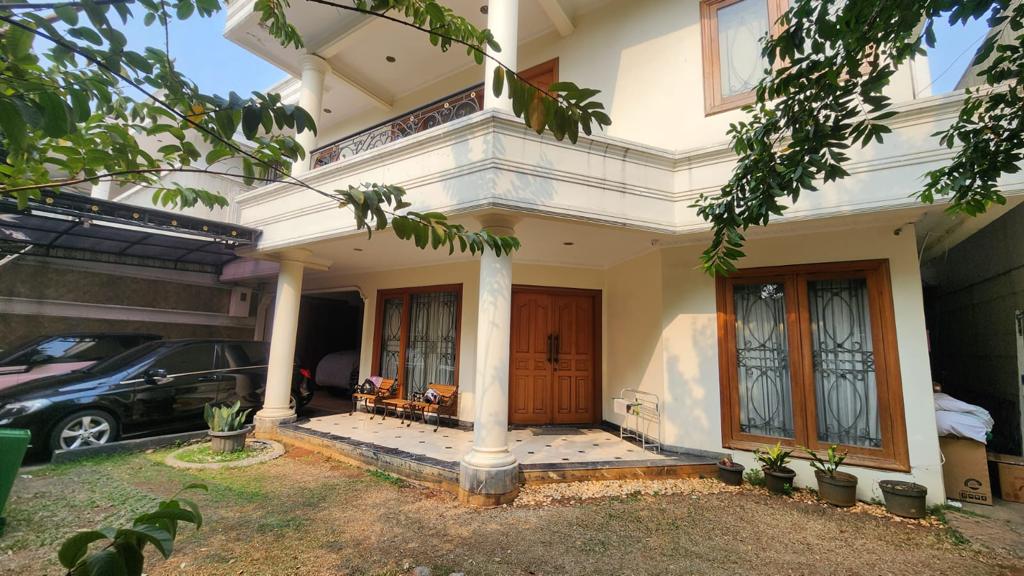 Rumah Full Furnish di Area Cipete, Ada Kolam Ikan Koi dan Lapangan Basket Mini