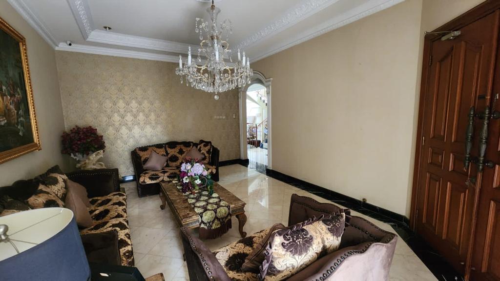 Rumah Full Furnish di Area Cipete, Ada Kolam Ikan Koi dan Lapangan Basket Mini