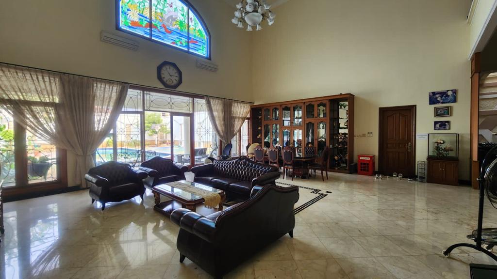 Rumah Full Furnish di Area Cipete, Ada Kolam Ikan Koi dan Lapangan Basket Mini