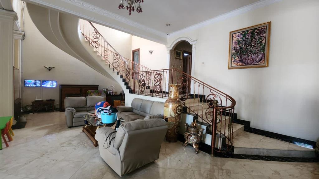 Rumah Full Furnish di Area Cipete, Ada Kolam Ikan Koi dan Lapangan Basket Mini