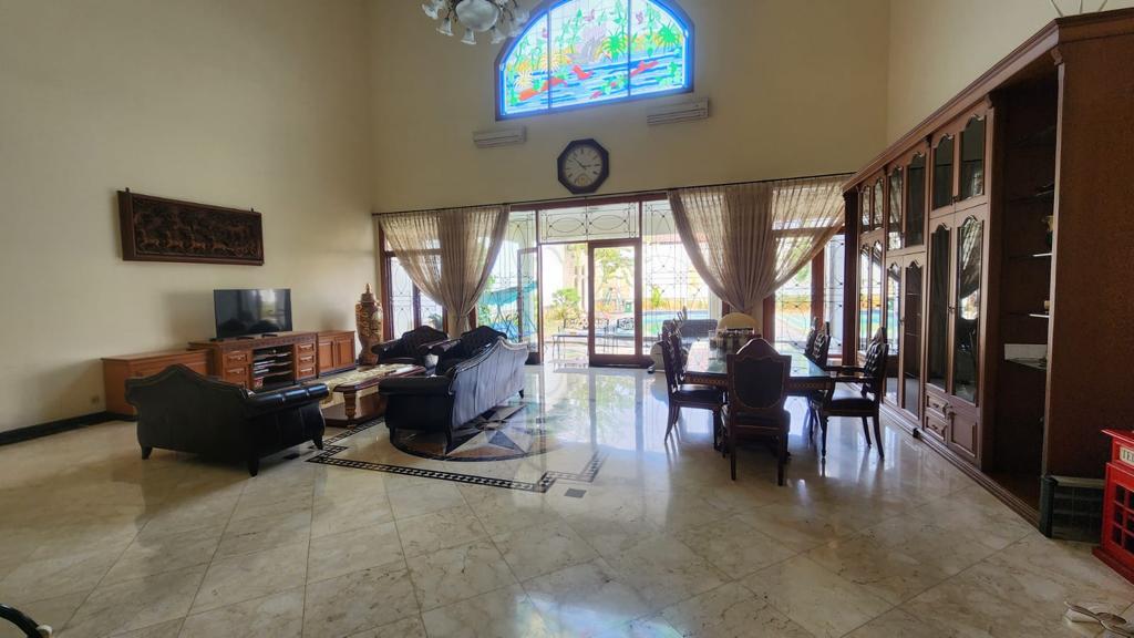 Rumah Full Furnish di Area Cipete, Ada Kolam Ikan Koi dan Lapangan Basket Mini