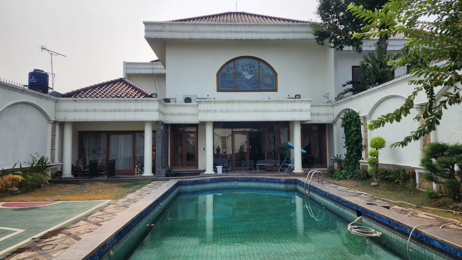 Rumah Full Furnish di Area Cipete, Ada Kolam Ikan Koi dan Lapangan Basket Mini