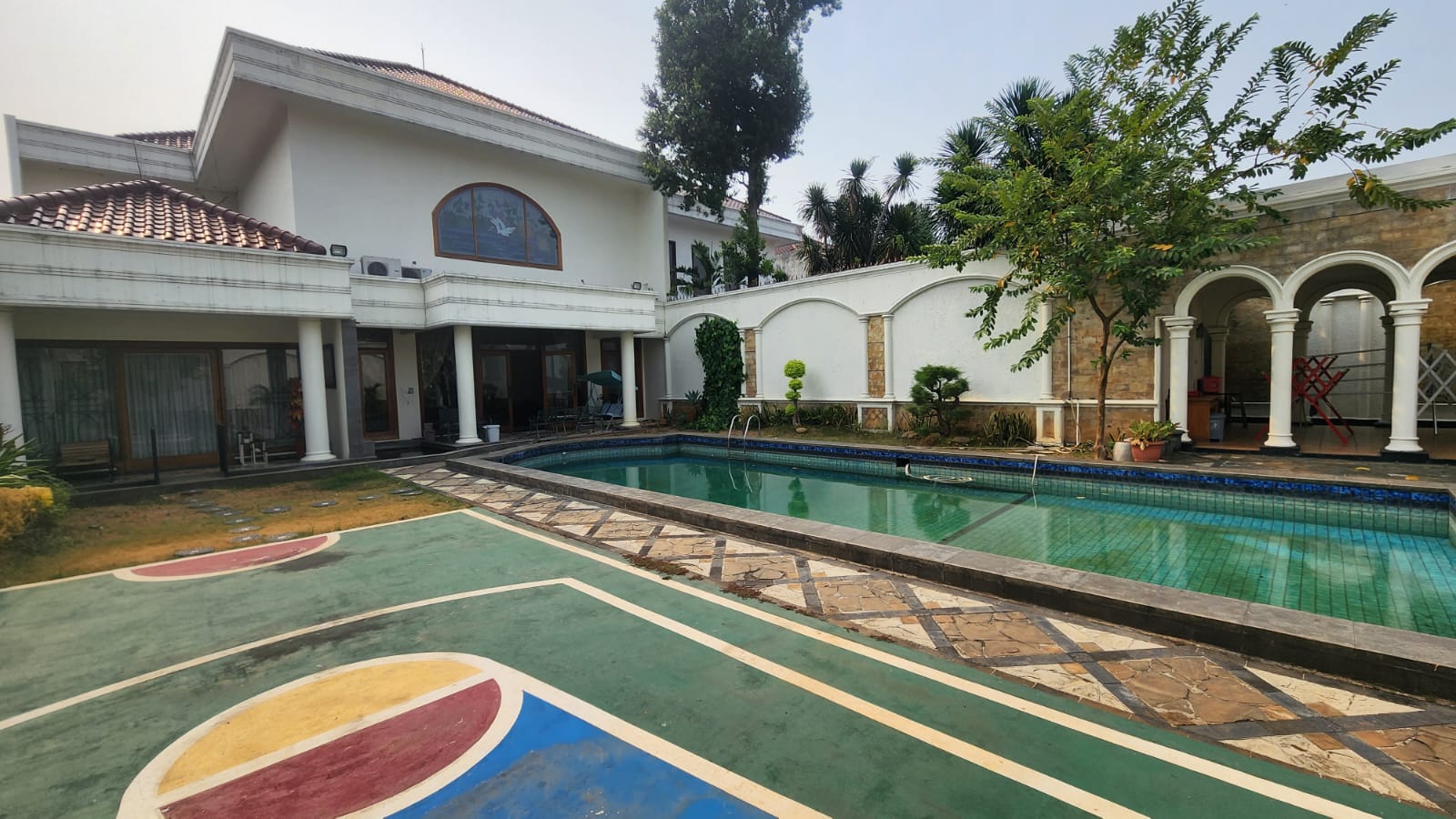 Rumah Full Furnish di Area Cipete, Ada Kolam Ikan Koi dan Lapangan Basket Mini