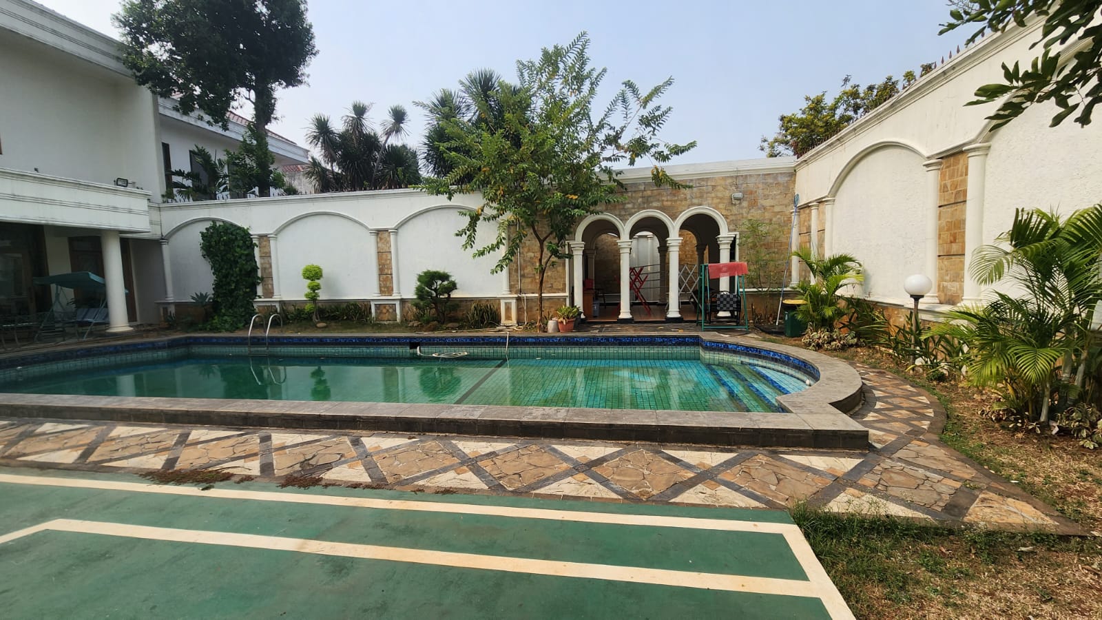 Rumah Full Furnish di Area Cipete, Ada Kolam Ikan Koi dan Lapangan Basket Mini