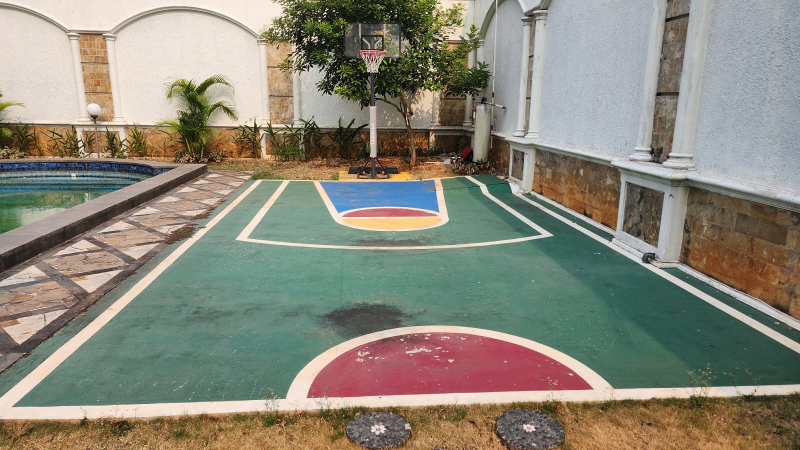 Rumah Full Furnish di Area Cipete, Ada Kolam Ikan Koi dan Lapangan Basket Mini