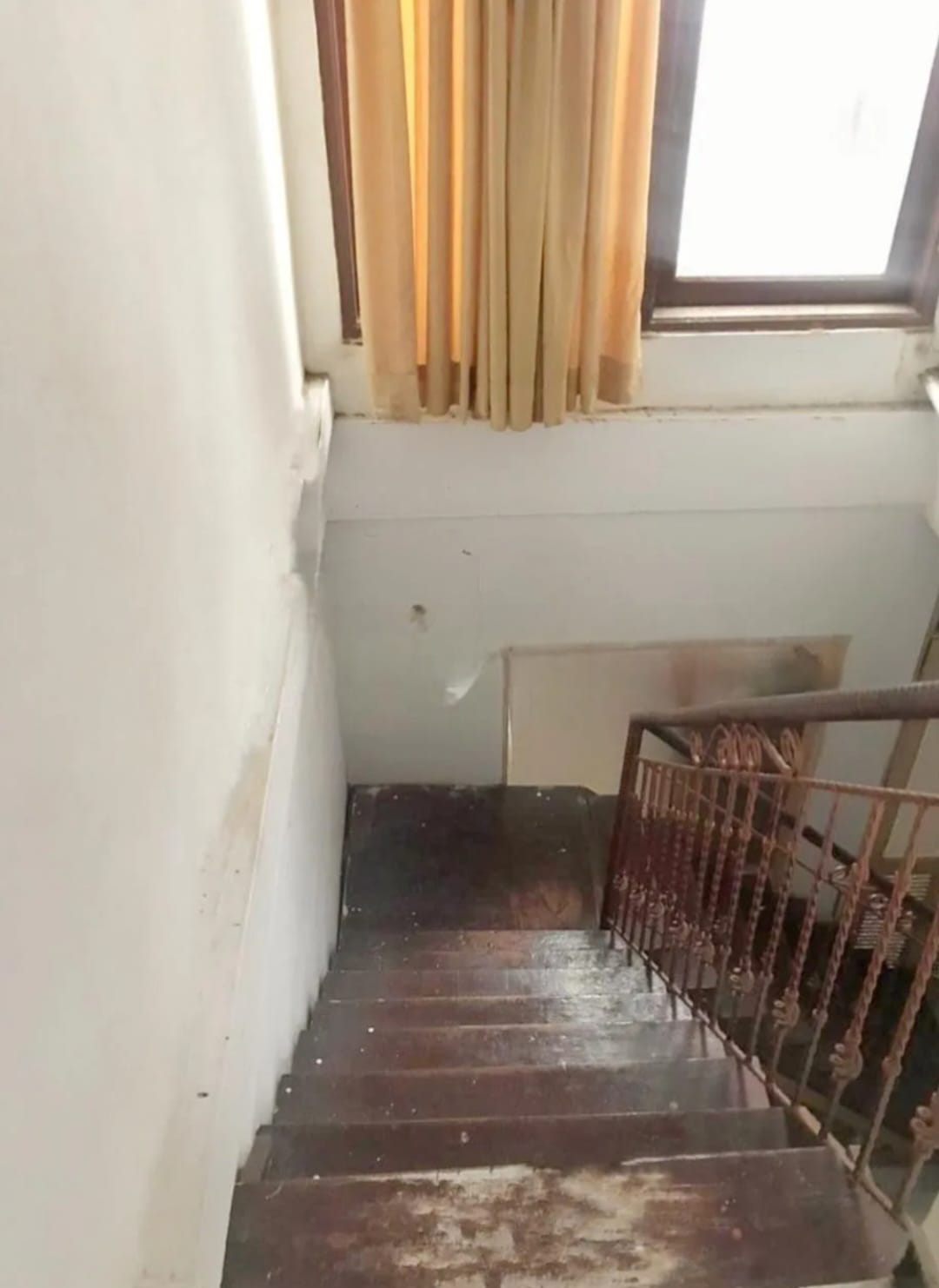 Rumah 2 Lantai di Lebak Bulus, Dalam Komplek, Jalan 2 Mobil