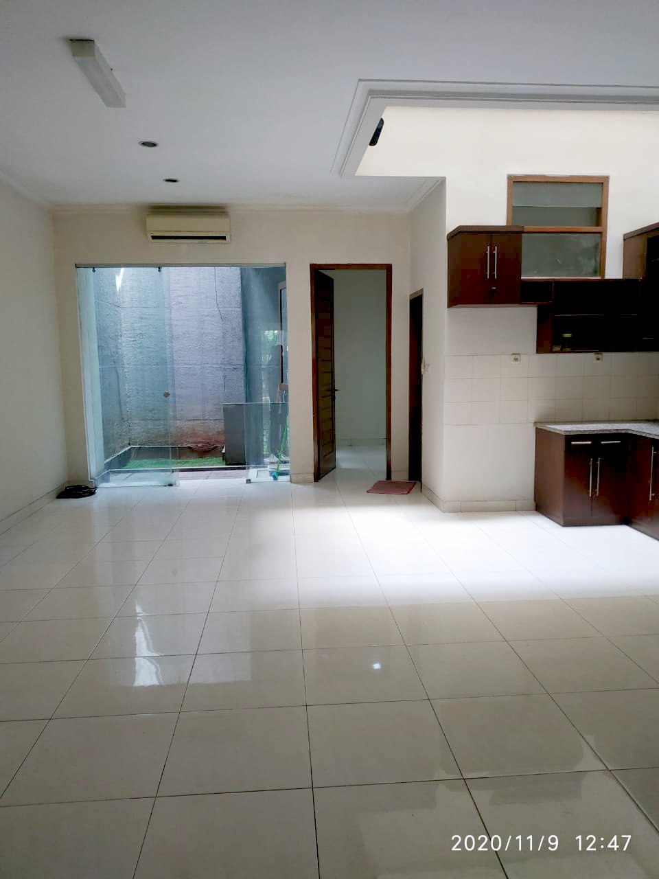 Rumah Sewa Semi Furnished Dekat Blok M, Bisa Kantor