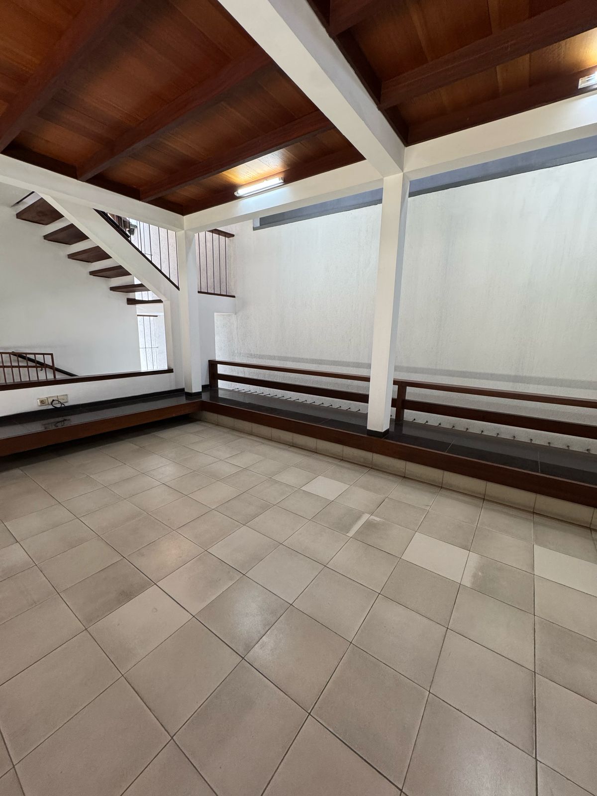 Rumah Sewa Bisa Kantor, Dekat Area Senayan, Lantai Parket