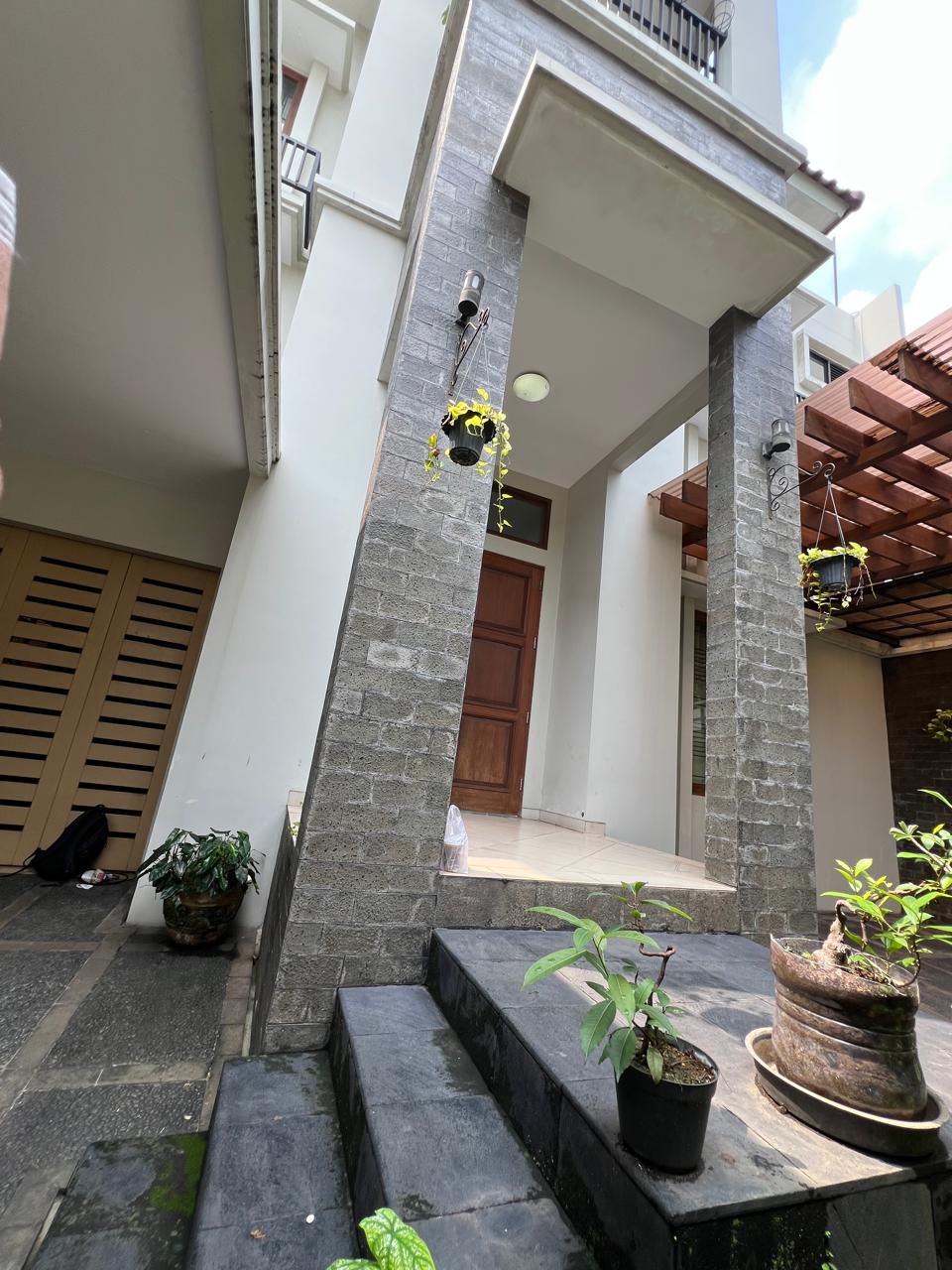 Rumah Sewa Semi Furnished Dekat Wijaya. Ada Kolam Renang
