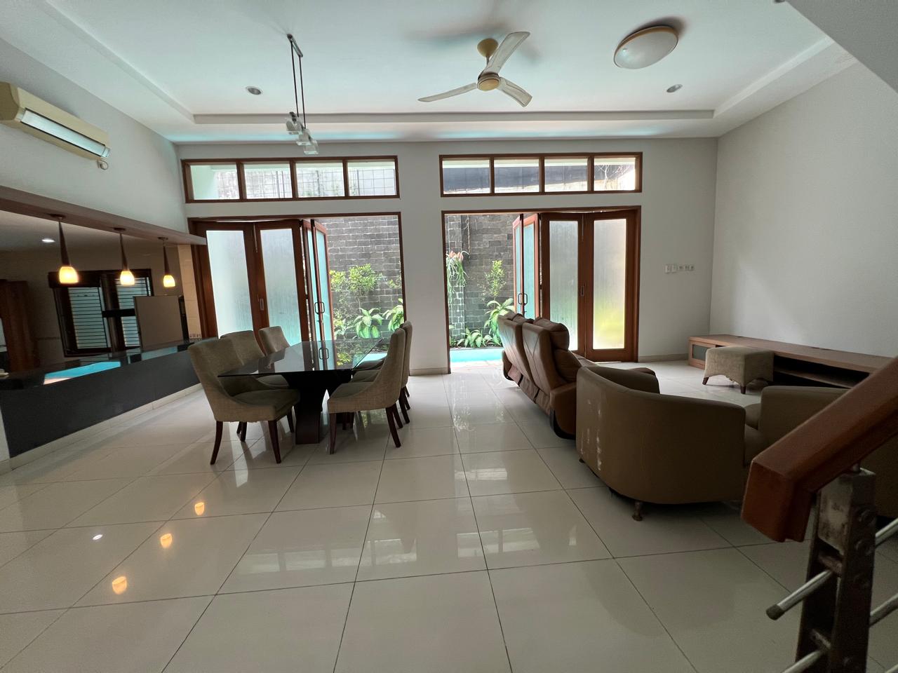 Rumah Sewa Semi Furnished Dekat Wijaya. Ada Kolam Renang