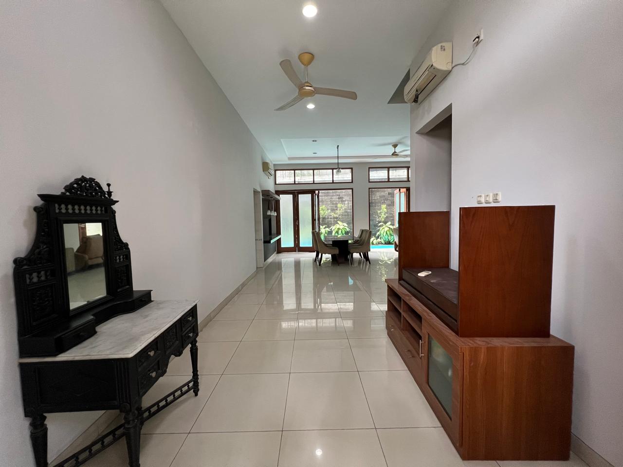Rumah Sewa Semi Furnished Dekat Wijaya. Ada Kolam Renang