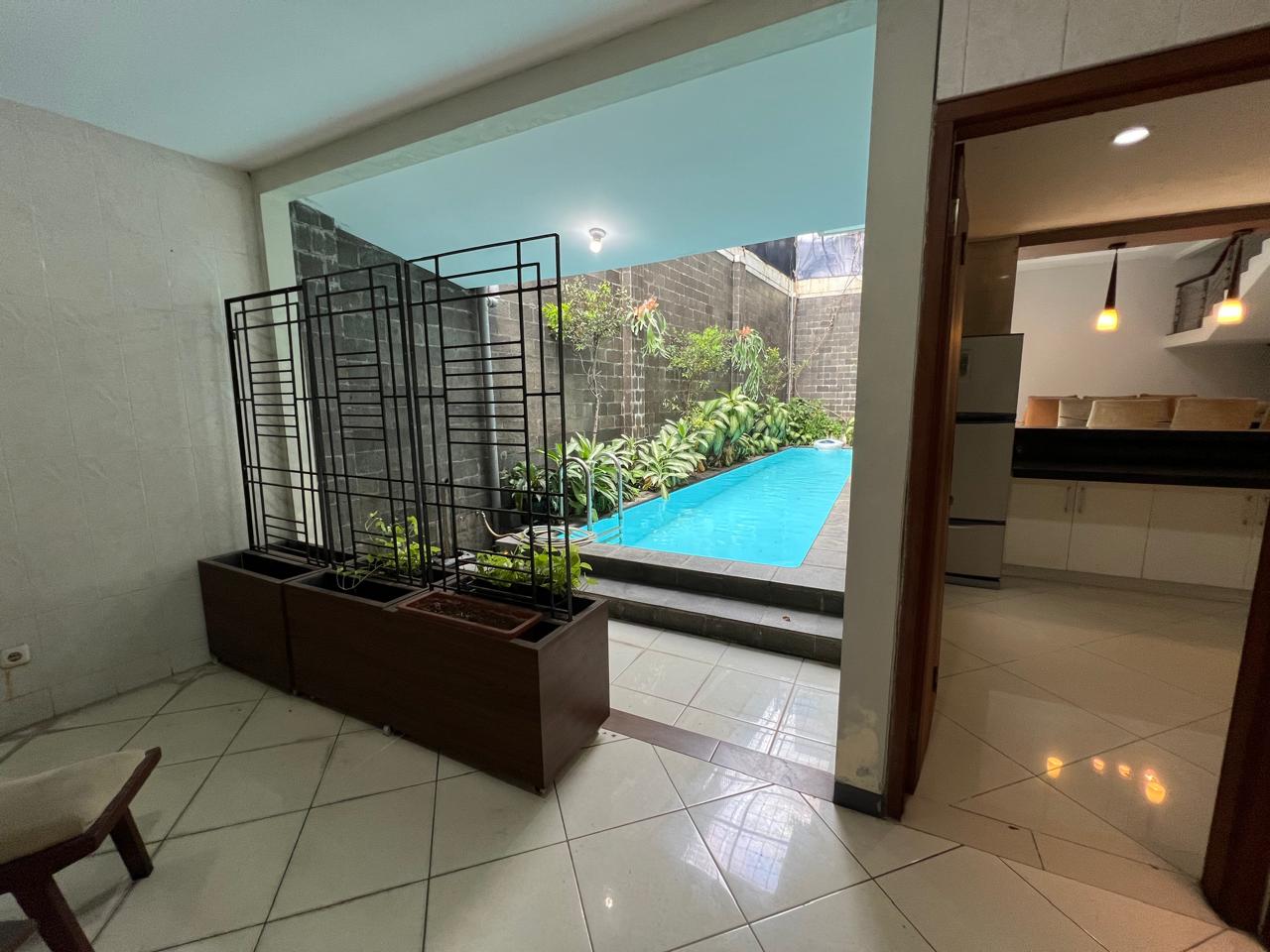 Rumah Sewa Semi Furnished Dekat Wijaya. Ada Kolam Renang