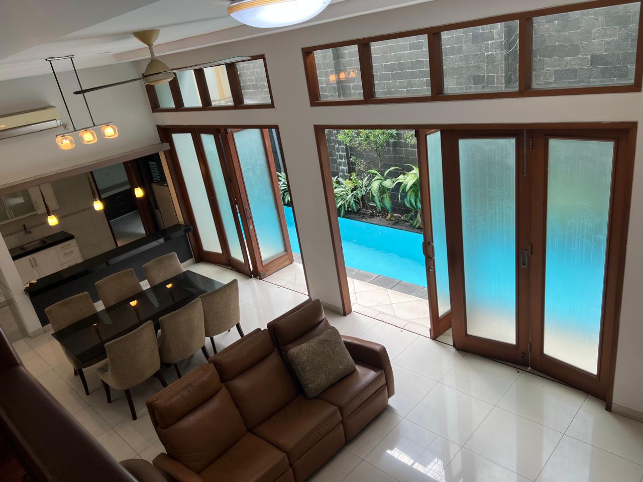 Rumah Sewa Semi Furnished Dekat Wijaya. Ada Kolam Renang