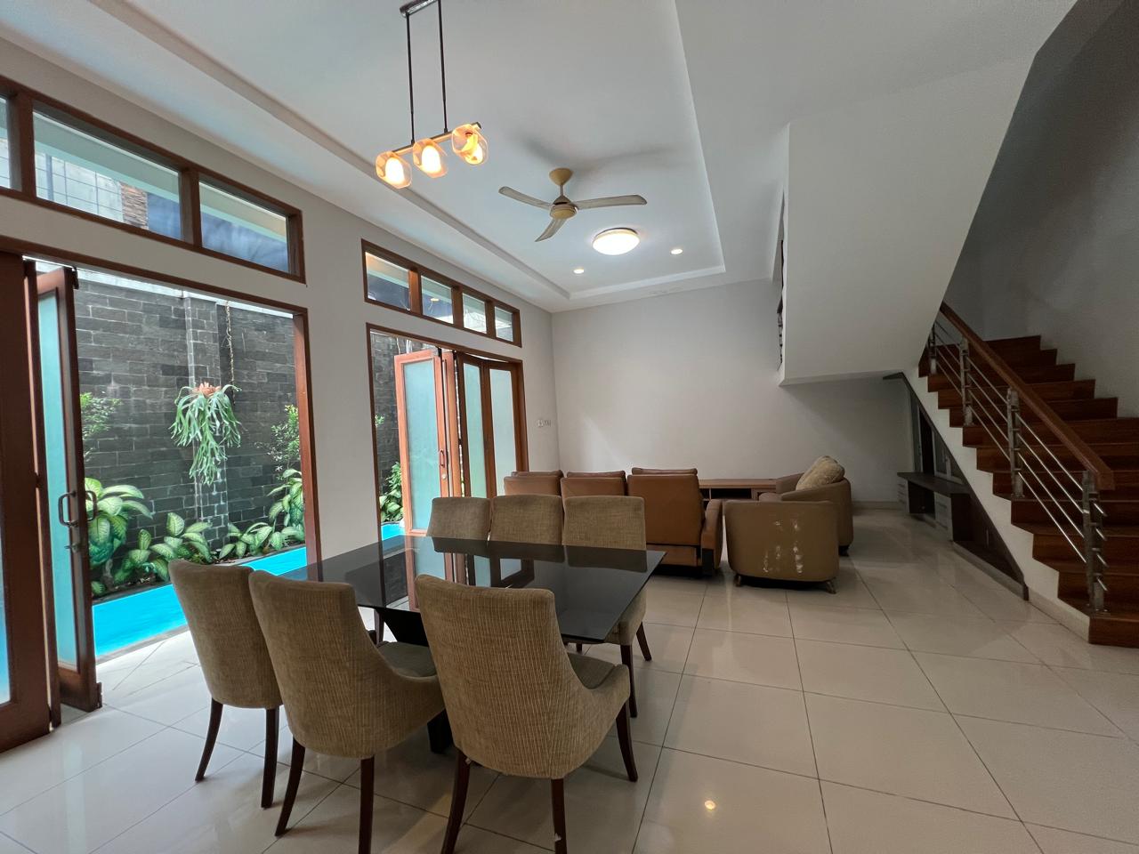 Rumah Sewa Semi Furnished Dekat Wijaya. Ada Kolam Renang