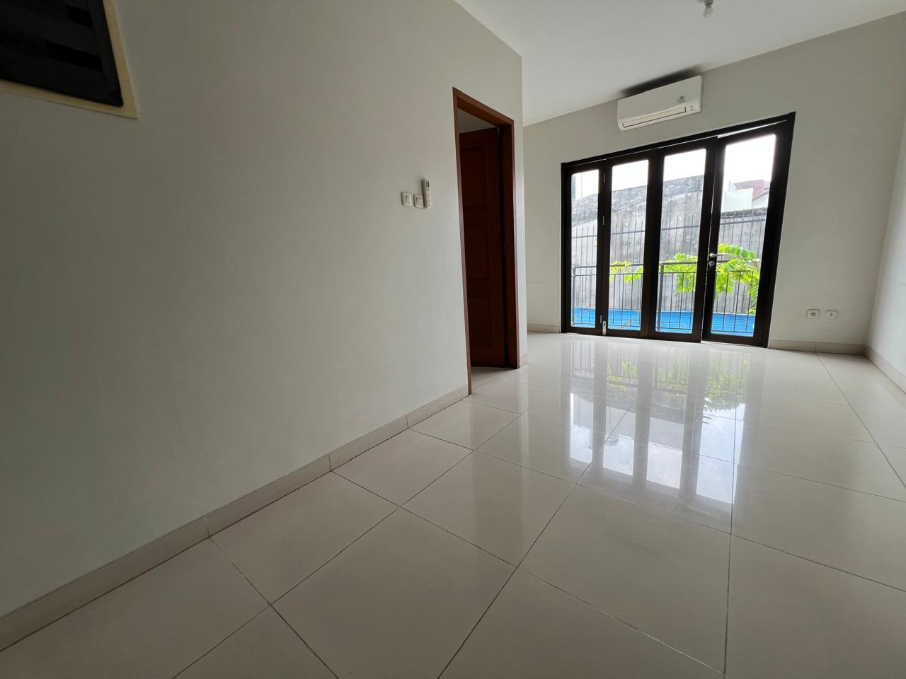Rumah Sewa Semi Furnished Dekat Wijaya. Ada Kolam Renang