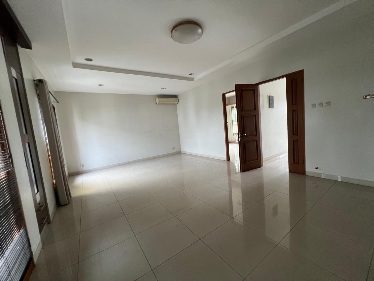 Rumah Sewa Semi Furnished Dekat Wijaya. Ada Kolam Renang