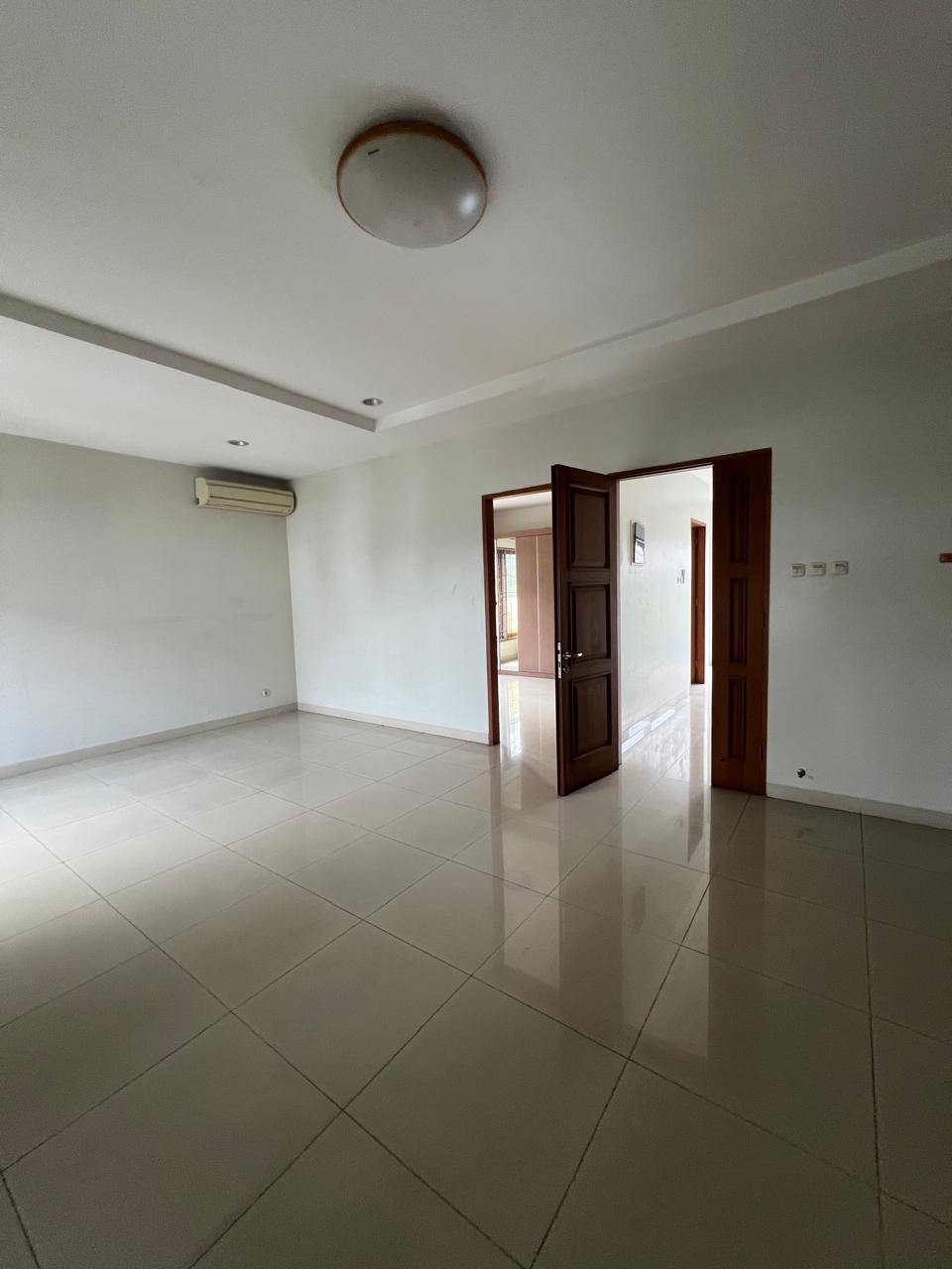 Rumah Sewa Semi Furnished Dekat Wijaya. Ada Kolam Renang
