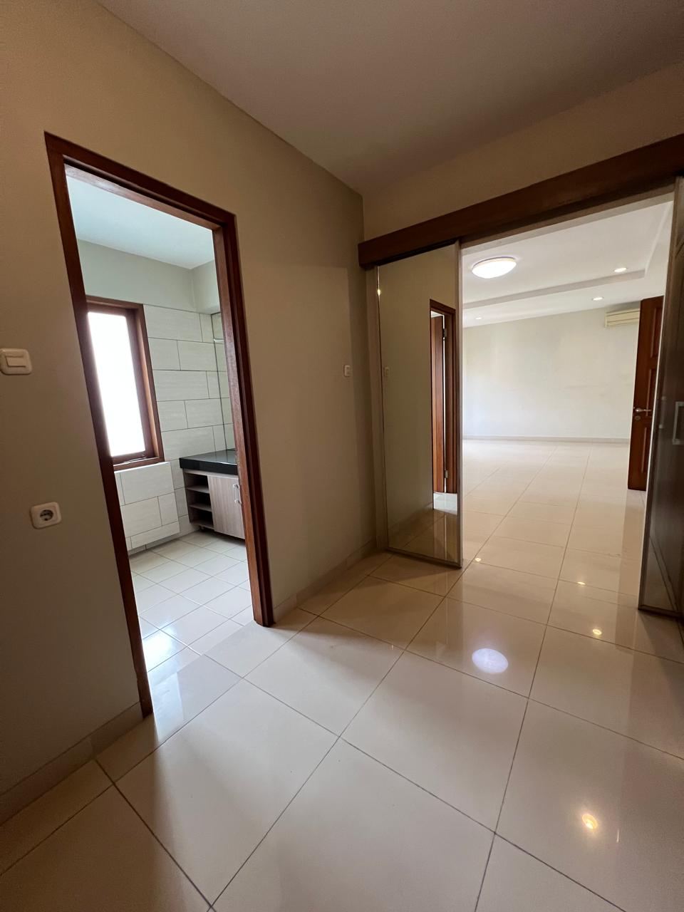 Rumah Sewa Semi Furnished Dekat Wijaya. Ada Kolam Renang